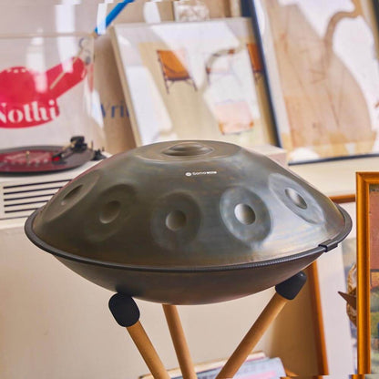 Braun-Sonodrum-Handpan-Sonopan-Stehend